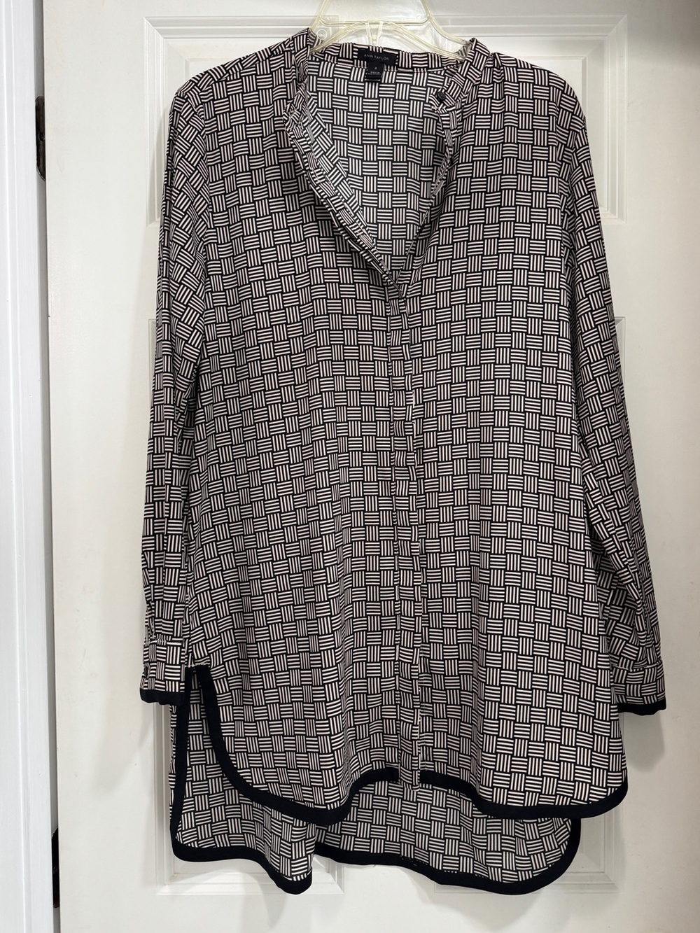 Ann Taylor Black & White Geometric V-Neck Long Sleeve Button Blouse Size M
